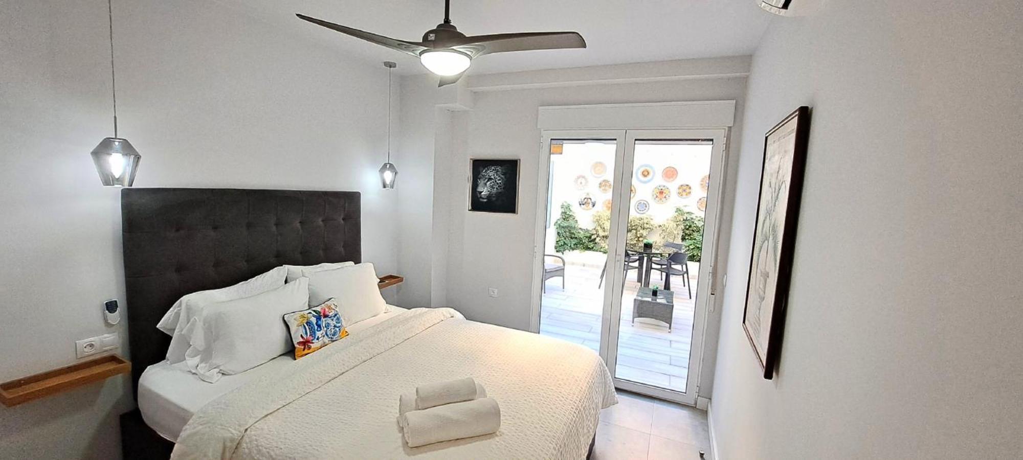 New! Renovated, Centrally Located, Private Entrance, Terrace Apartment Валенсия Екстериор снимка